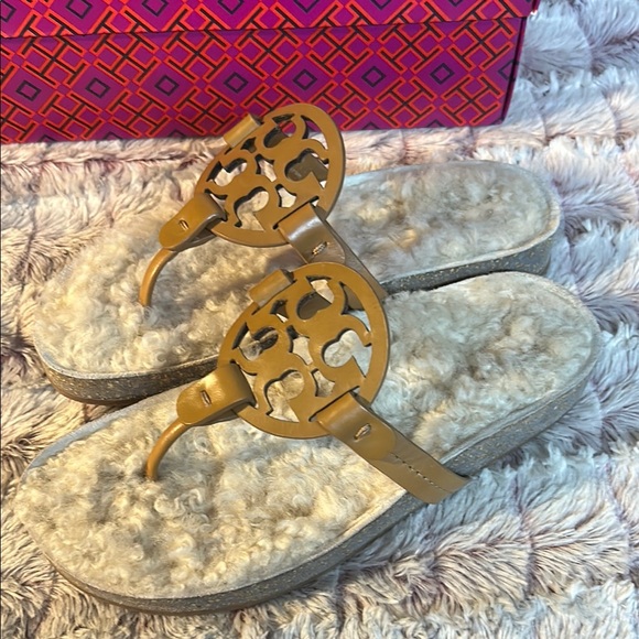 Tory Burch Tan Sandals Classic Thong Style - Picture 3 of 7